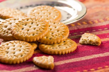 Siyah çay bisküvi kraker