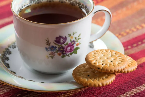 Keks-Cracker mit schwarzem Tee — Stockfoto
