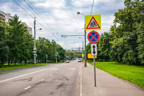 Sokakta yol işaretleri
