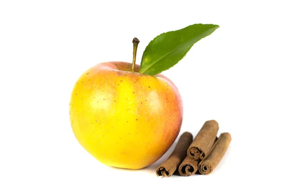 Manzana con canela sobre blanco — Foto de Stock