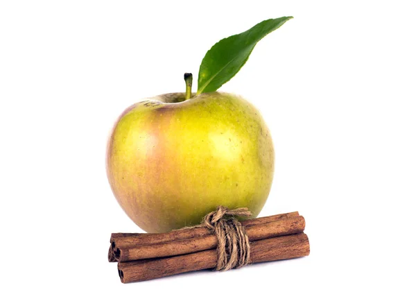 Apfel mit Zimt auf Weiß — Stockfoto