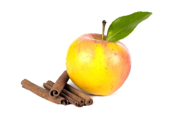 Manzana con canela sobre blanco — Foto de Stock