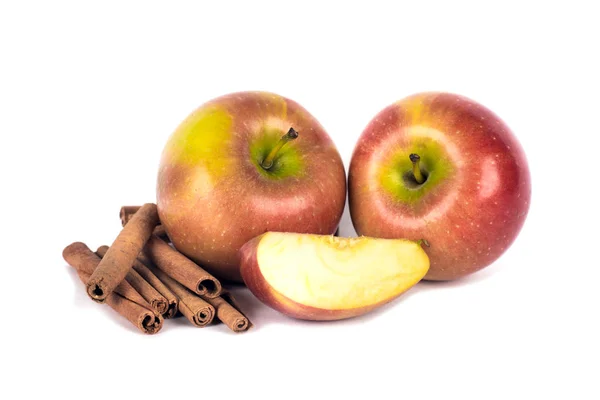 Apfel mit Zimt auf Weiß — Stockfoto