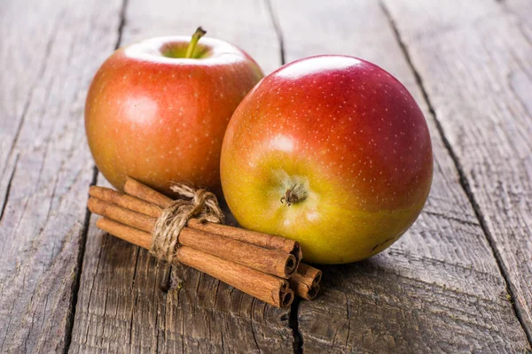 Яблука з корицею — стокове фото