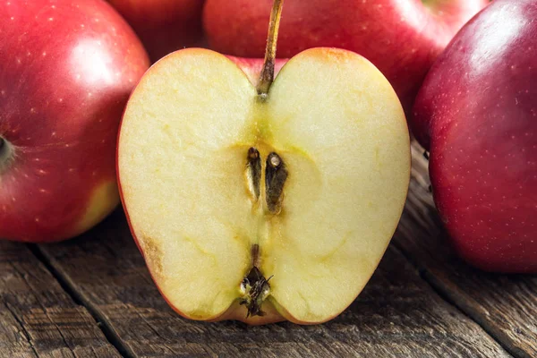 Ahşap yüzey üzerinde taze elma