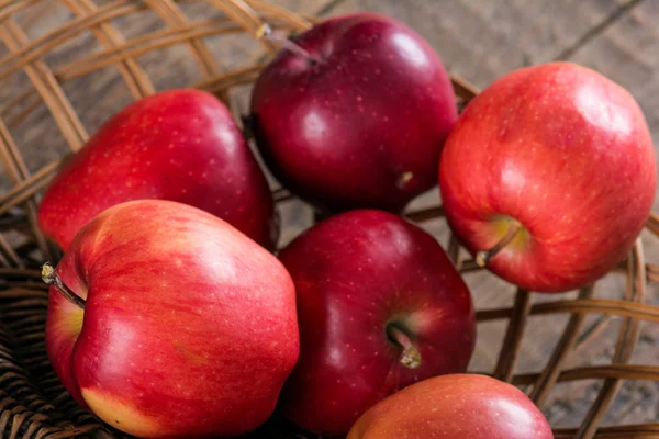 Frische Äpfel im Weidenkorb — Stockfoto
