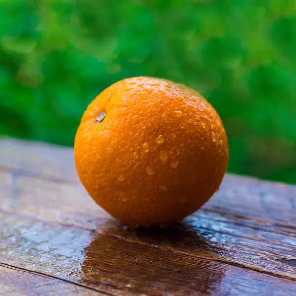 Sinaasappelfruit op houten tafel — Stockfoto