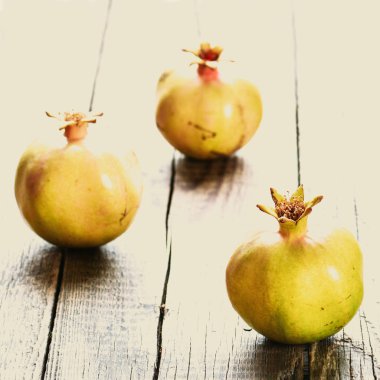 Ahşap zemin üzerinde nar