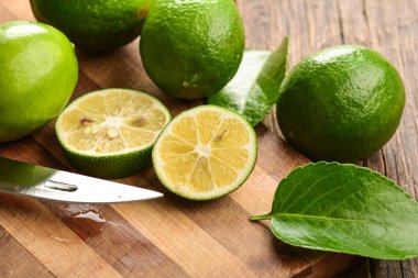 Sulu kireç bir ahşap arka plan üzerine dilimlenmiş