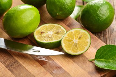 Sulu kireç bir ahşap arka plan üzerine dilimlenmiş