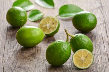 Ahşap arka plan üzerinde Sulu kireç