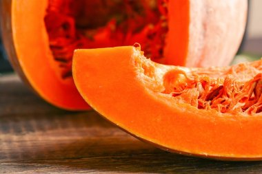 Ahşap bir masaya balkabağı kesmek