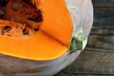 Ahşap bir masaya balkabağı kesmek