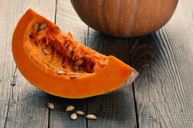 Ahşap bir masaya balkabağı kesmek