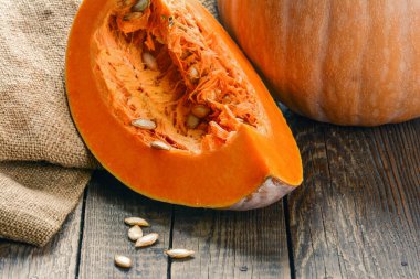 Ahşap bir masaya balkabağı kesmek