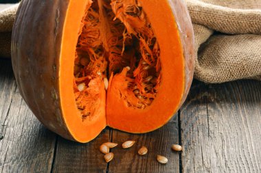 Ahşap bir masaya balkabağı kesmek