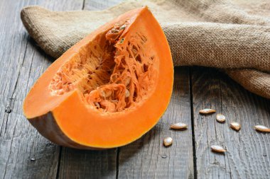 Ahşap bir masaya balkabağı kesmek