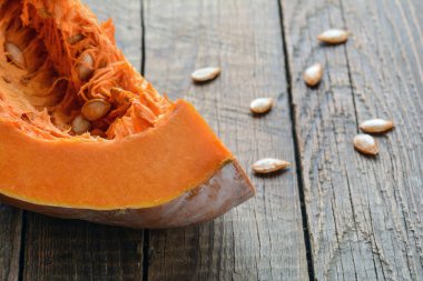 Ahşap bir masaya balkabağı kesmek