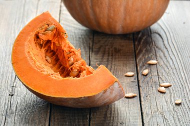 Ahşap bir masaya balkabağı kesmek