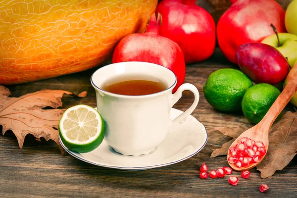 Uma xícara de chá de frutas na mesa de madeira — Fotografia de Stock