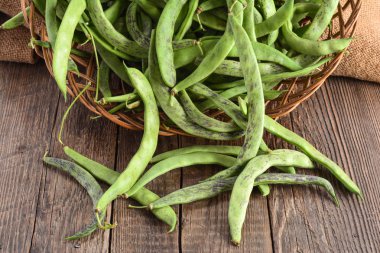 Ahşap bir masa üzerinde yeşil fasulye bakla