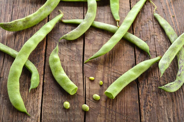 木桌上的青豆豆荚 — 图库照片