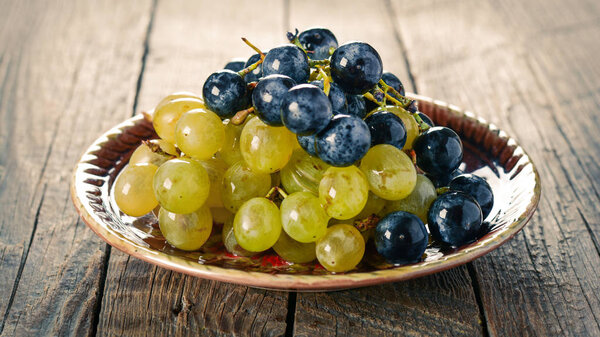 гроздья винограда на тарелке