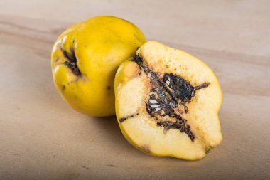 Ayva ahşap masanın üzerine dilimlenmiş