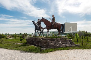 Şehir park heykeller. At sırtında savaşçı