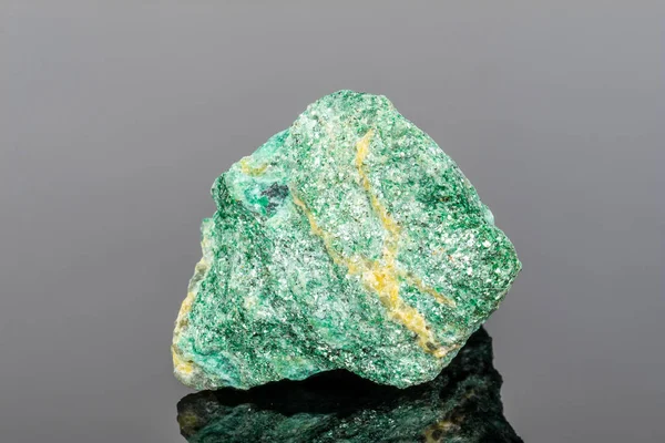 灰色背景下的 Fuchsite 矿物 — 图库照片