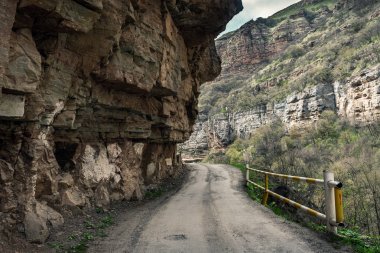 Dağ gorge, kayalar düşüyor tehlikeli yol
