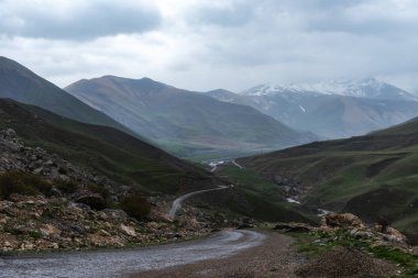 Dağlık bir alanda yol