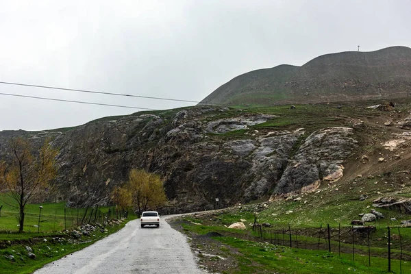 Carretera en una zona montañosa — Foto de Stock