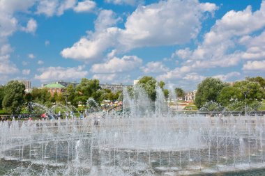 Çeşme Park Tsaritsyno yaz saati