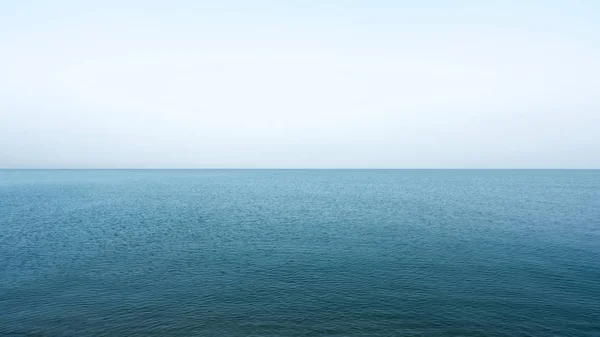 Mer calme et ciel bleu paysage — Photo