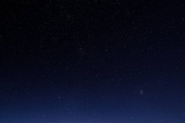 Gece gökyüzünde yıldız ve galaksi uzay, evren arka plan