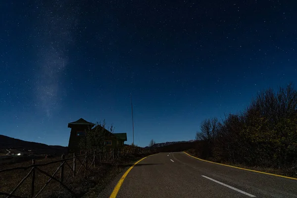 Strada vuota in una notte chiara al chiaro di luna — Foto Stock