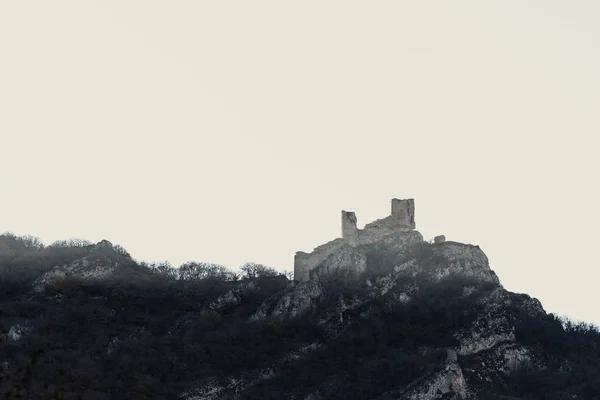 Vista de la antigua fortaleza de Chirag Gala en la cima de la montaña, ubicada en Azerbaiyán — Foto de Stock