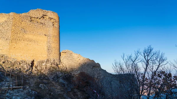 Restos de la antigua fortaleza de Chirag Gala en la cima de la montaña, ubicada en Azerbaiyán — Foto de Stock