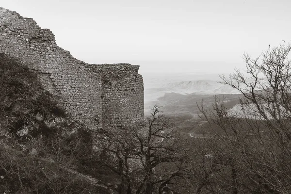Restos da antiga fortaleza de Chirag Gala no topo da montanha, localizada no Azerbaijão — Fotografia de Stock