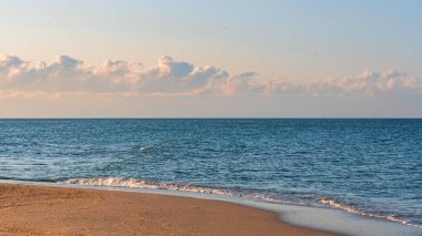 Günbatımında sarı kumsal