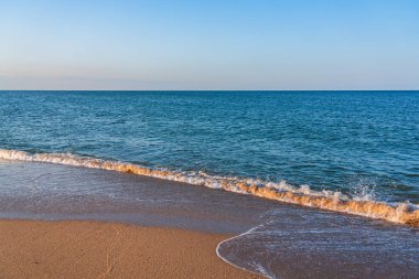 Günbatımında sarı kumsal