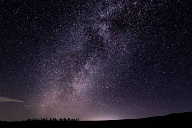 Samanyolu eski mezarlığın üstündeki yıldızlı gökyüzünde