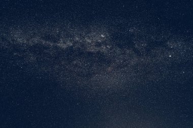 Gece gökyüzü yıldızlar ve Samanyolu galaksisi dış uzayda, evren arka planda