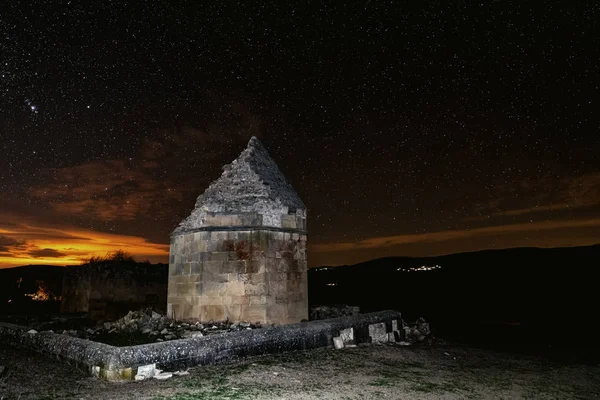 16世纪星夜的古代历史纪念馆建筑群。 阿塞拜疆Shemakhy区 — 图库照片