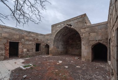 Eski terk edilmiş Garachi kervanı, Azerbaycan 'da bulunan Xiv yüzyılına atıfta bulunuyor.