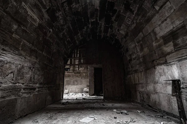 Мистический интерьер темного коридора в старом заброшенном дворце — стоковое фото