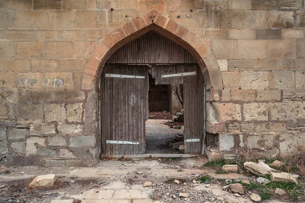 Terk edilmiş bir evin eski kapısı. — Stok fotoğraf