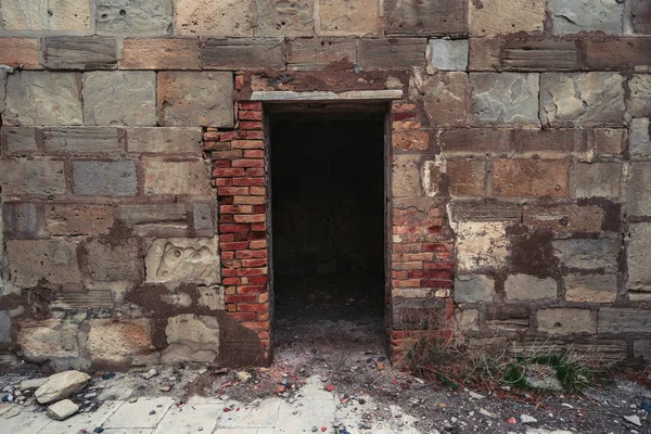 Vieille porte d'une maison abandonnée en ruine — Photo