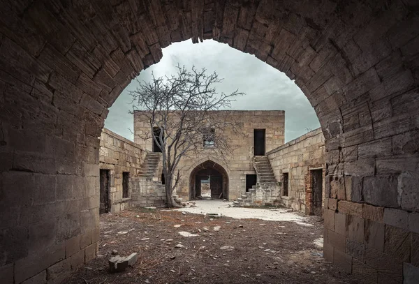 Eski terk edilmiş Garachi kervanı, Azerbaycan 'da bulunan Xiv yüzyılına atıfta bulunuyor. — Stok fotoğraf